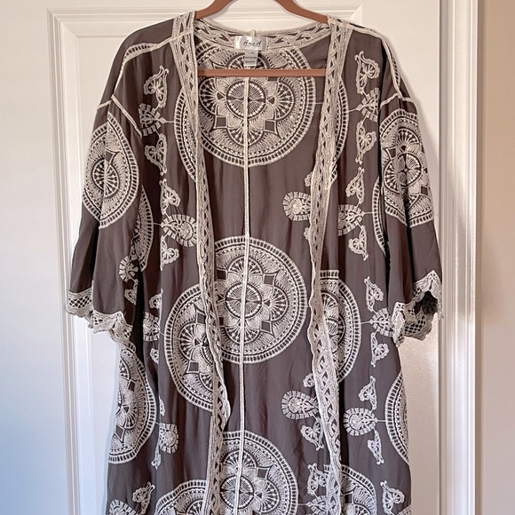 Aris A Kimono - Picture 1 of 3